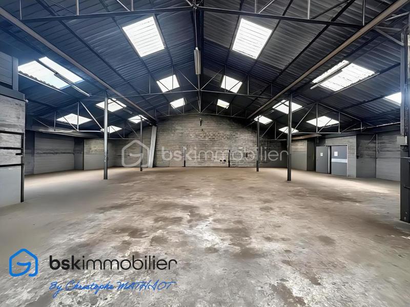 Entrepôt - 1 700 m² - 12 pièces