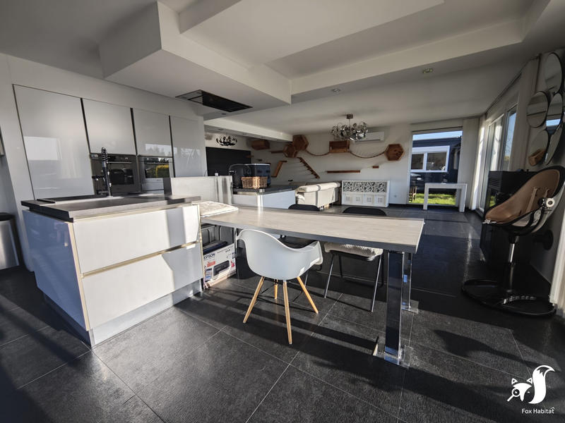 Maison - 243 m² - 11 pièces