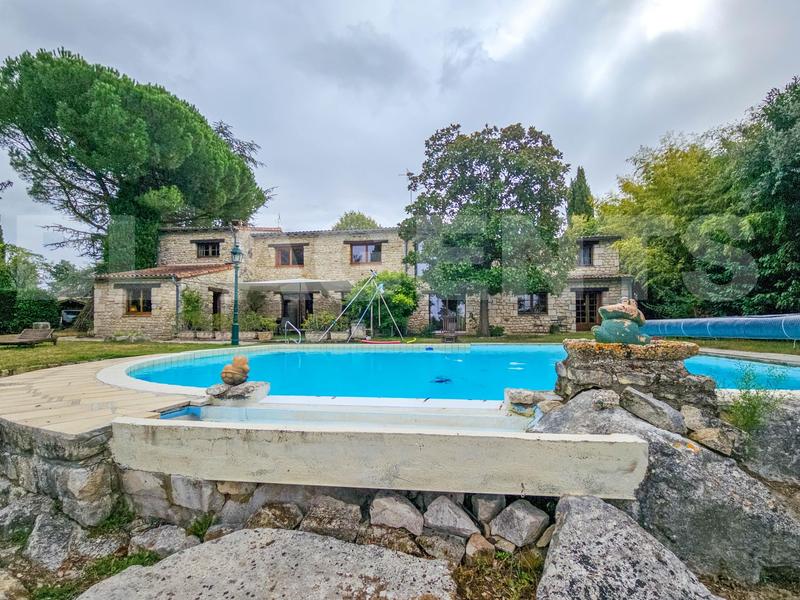 Maison en pierre - 282 m² - 9 pièces