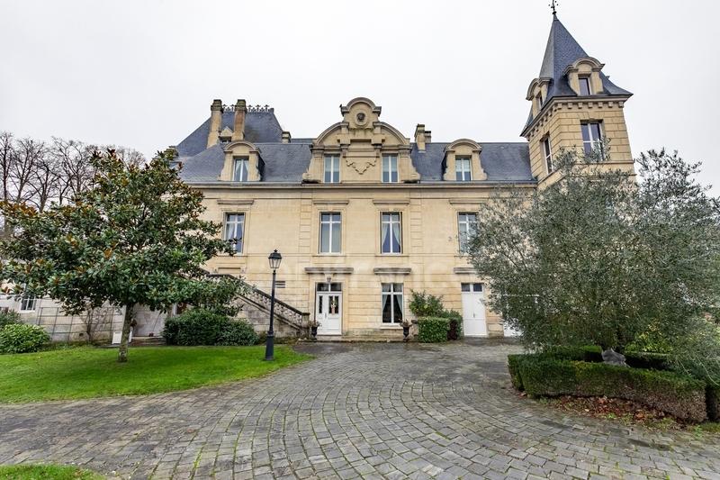 Château - 750 m² - 15 pièces