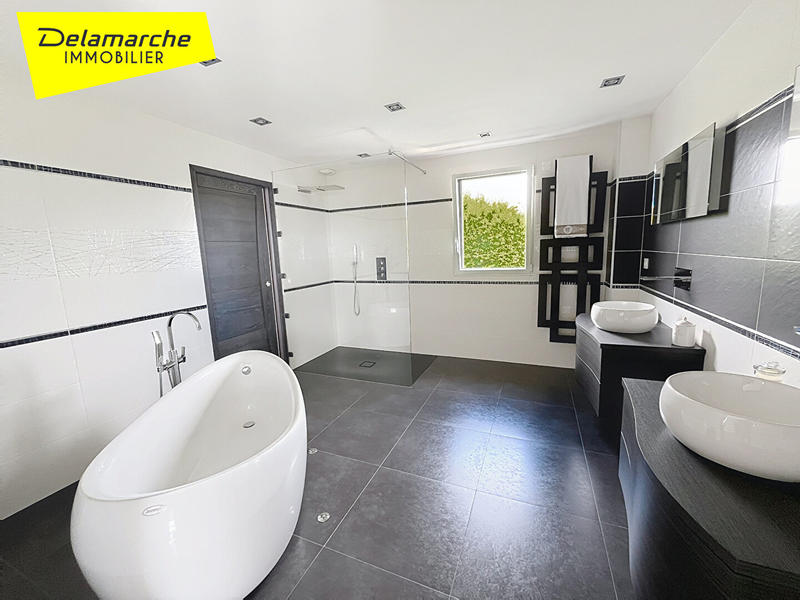 Maison - 241 m² - 7 pièces