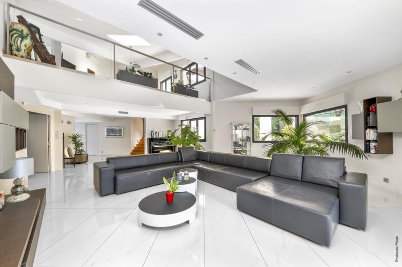 Maison - 402 m² - 9 pièces