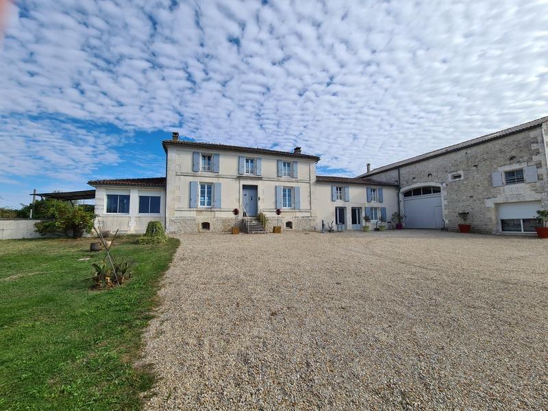 Propriété - 460 m² - 14 pièces