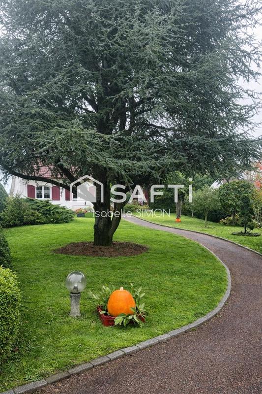 Maison - 236 m² - 8 pièces