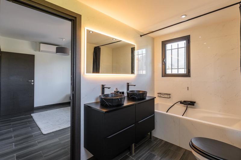 Maison - 250 m² - 6 pièces