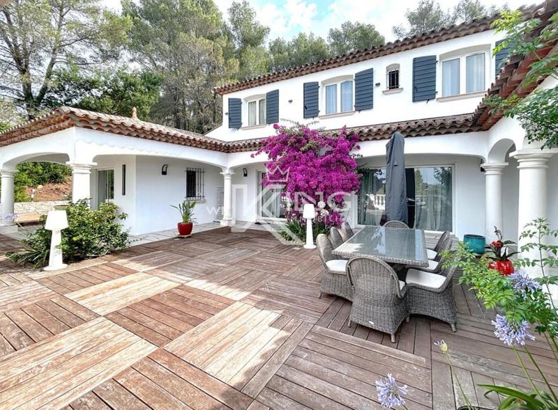 Villa - 220 m² - 7 pièces