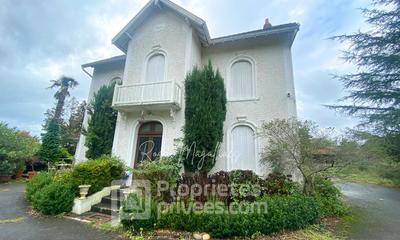 Maison - 225 m² - 8 pièces