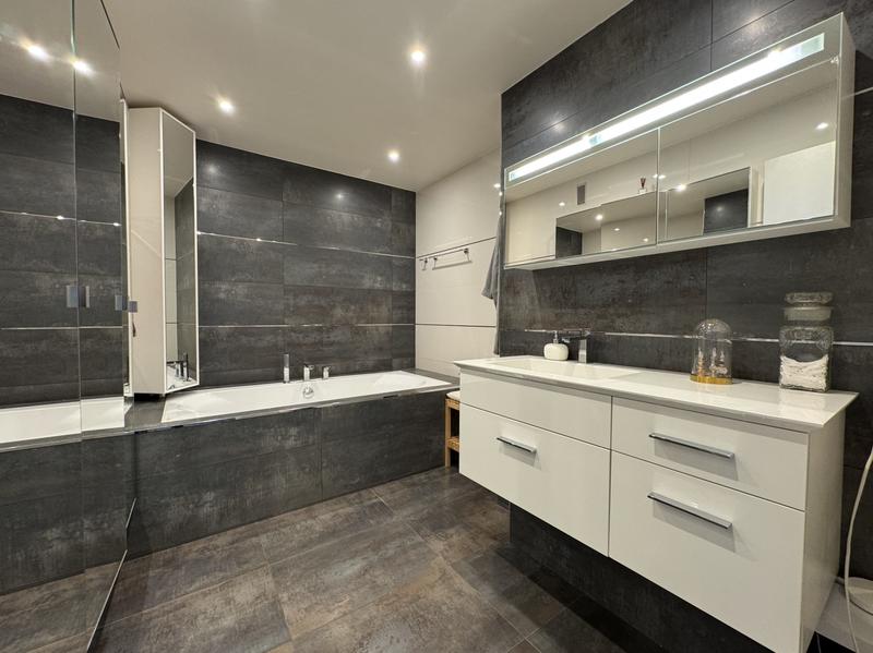 Appartement - 121 m² - 5 pièces