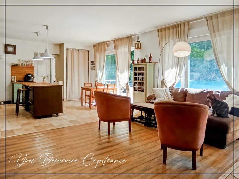 Maison - 280 m² - 8 pièces