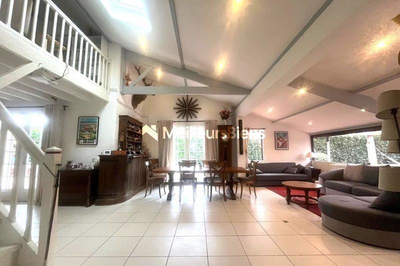 Maison - 230 m² - 8 pièces