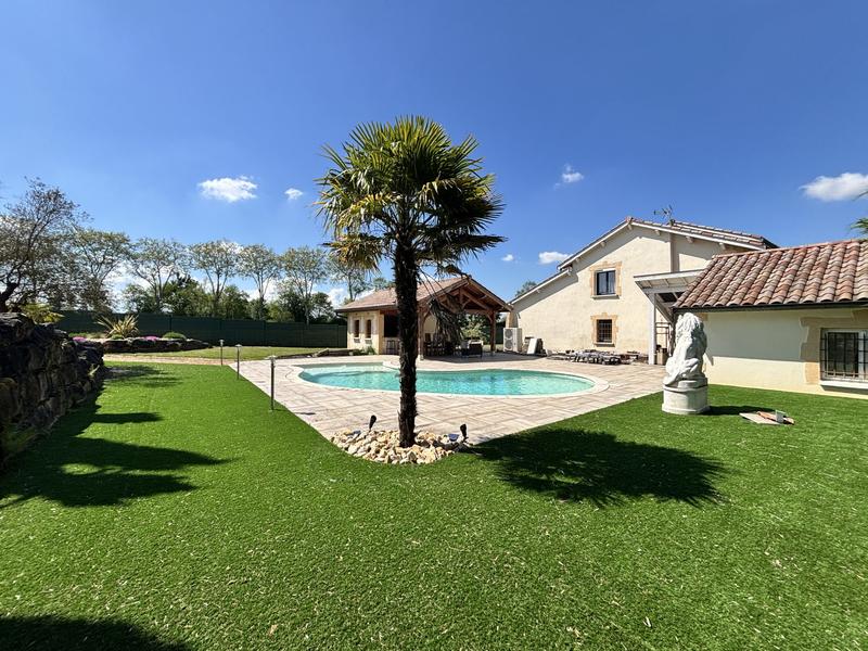 Maison traditionnelle - 260 m² - 9 pièces