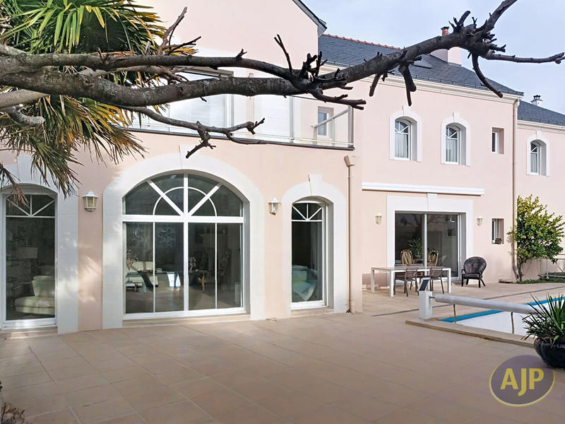 Maison - 291 m² - 8 pièces