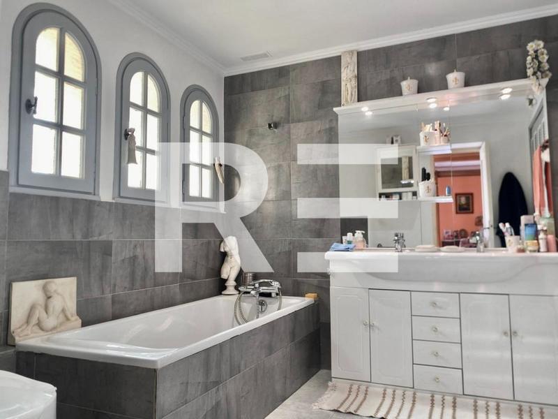 Maison de maîtres - 300 m² - 8 pièces