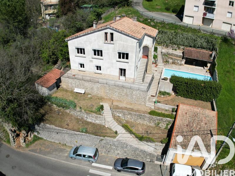 Maison - 205 m² - 8 pièces