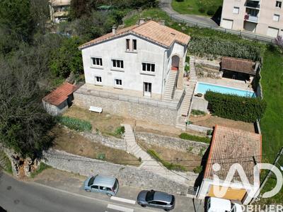 Maison - 205 m² - 8 pièces