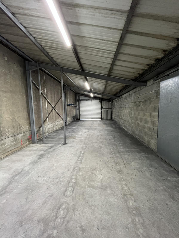 Local d'activités - 245 m²