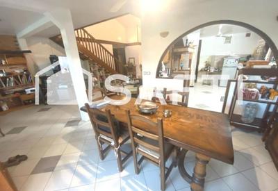 Maison - 230 m² - 8 pièces