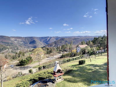 Maison traditionnelle - 176 m² - 8 pièces