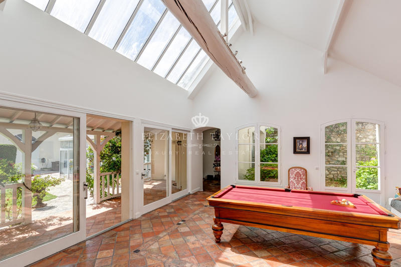 Maison - 864 m² - 14 pièces