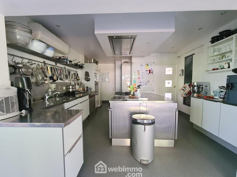 Maison - 320 m² - 11 pièces