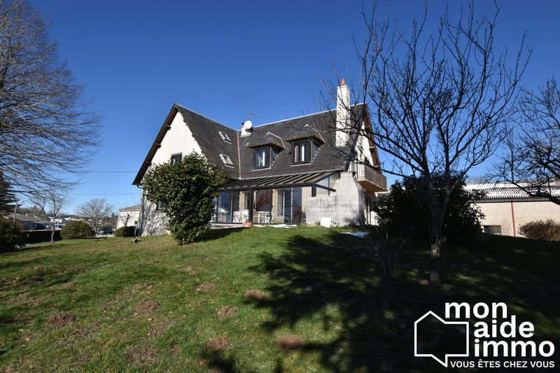 Maison traditionnelle - 240 m² - 9 pièces