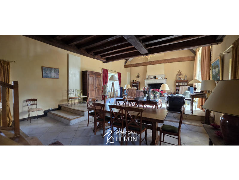 Maison - 374 m² - 10 pièces