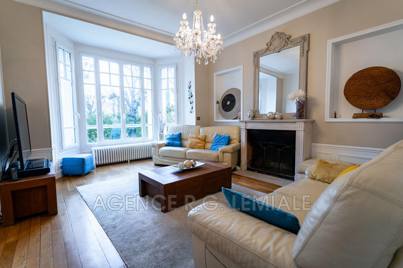 Maison - 230 m² - 11 pièces