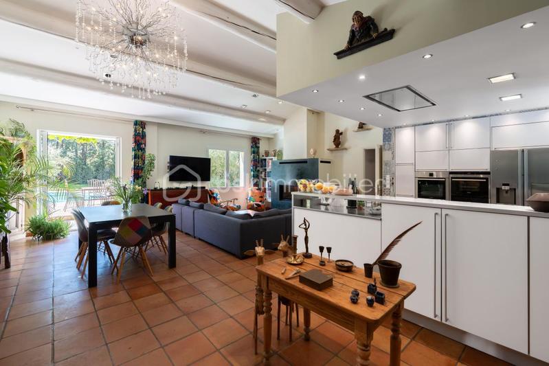 Demeure - 240 m² - 9 pièces