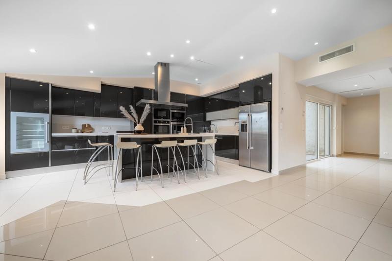 Maison - 588 m² - 8 pièces