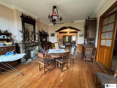 Maison traditionnelle - 331 m² - 9 pièces