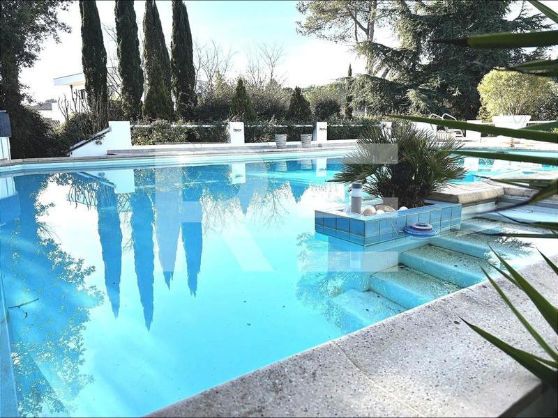 Villa - 323 m² - 8 pièces