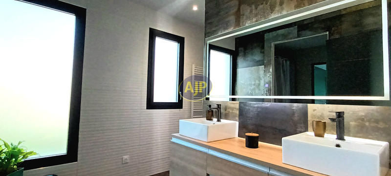 Villa - 200 m² - 6 pièces