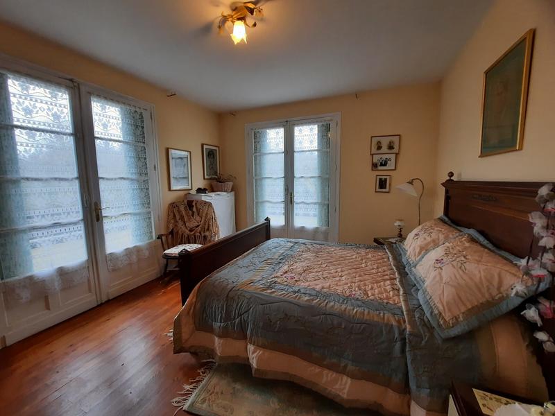 Maison traditionnelle - 302 m² - 7 pièces