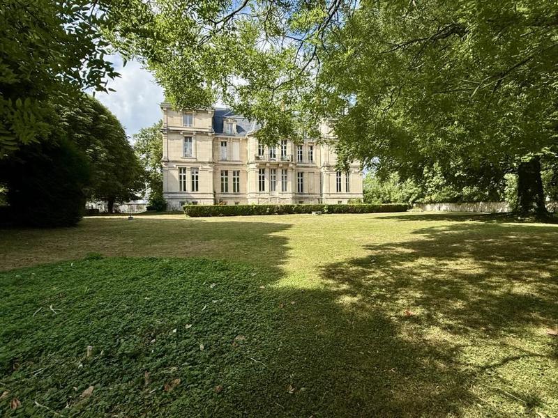 Château - 1 200 m² - 26 pièces