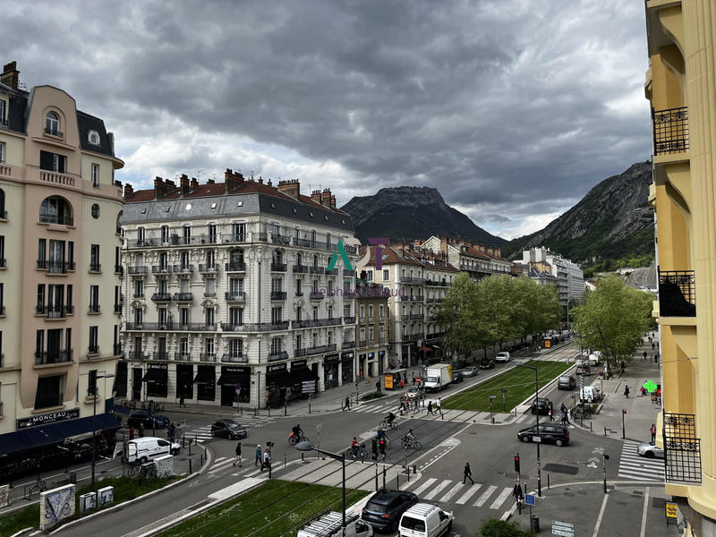 Appartement - 85 m² - 3 pièces