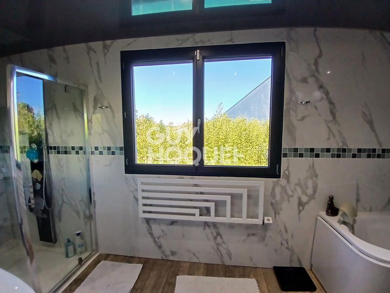 Maison - 250 m² - 6 pièces