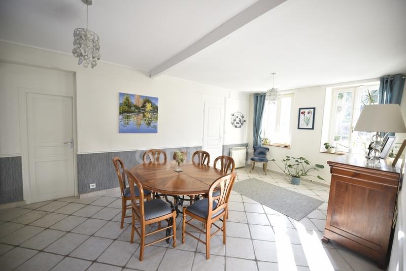 Maison - 237 m² - 9 pièces