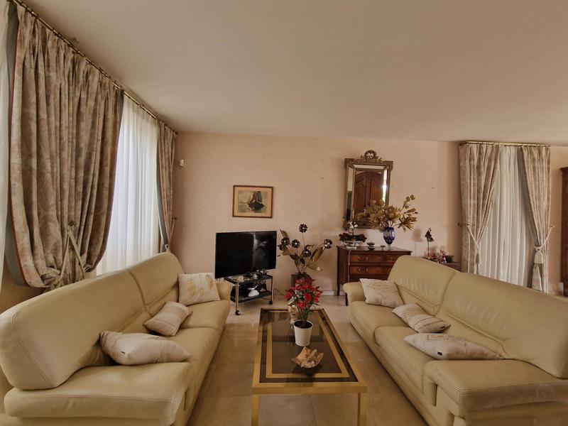 Maison - 380 m² - 9 pièces