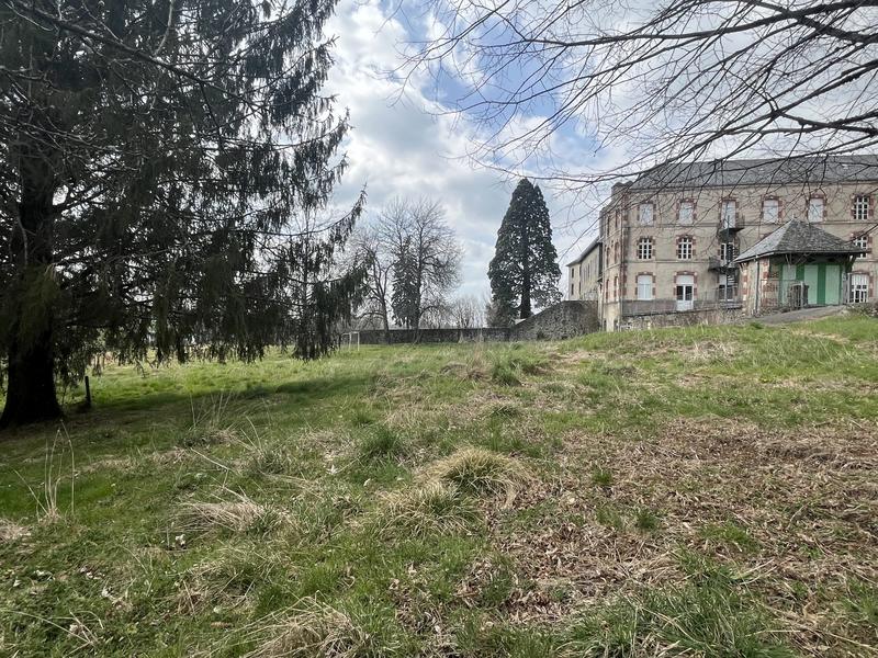 Maison - 1 100 m² - 30 pièces