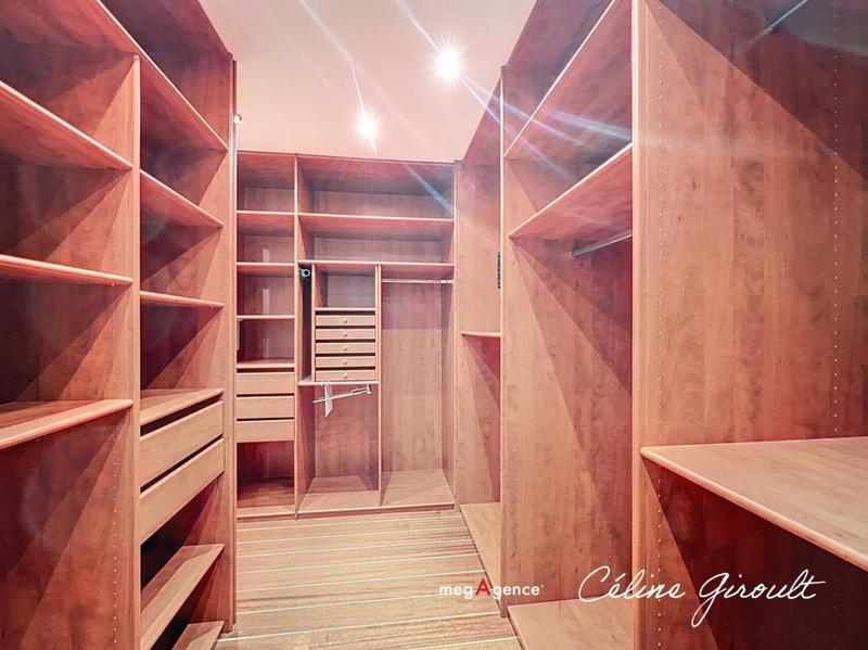 Maison - 213 m² - 9 pièces