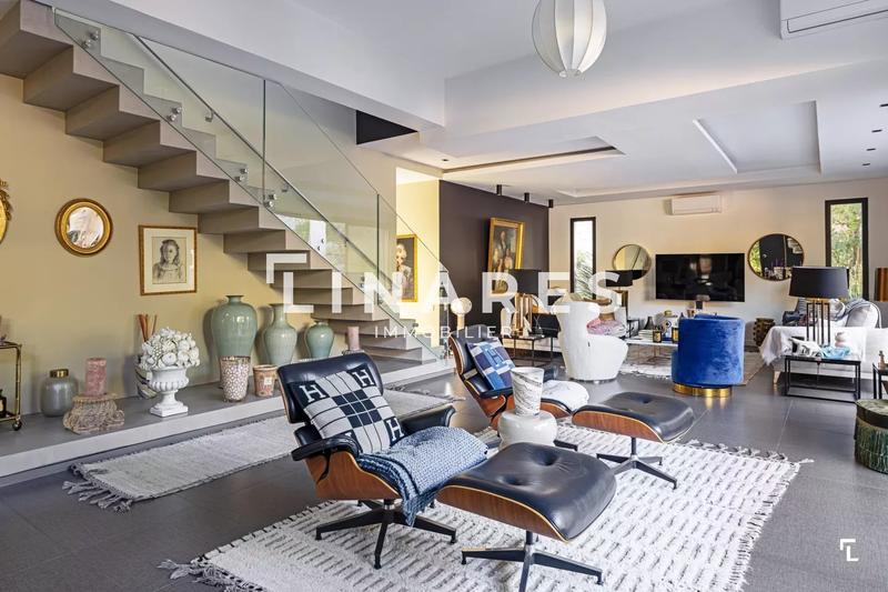 Maison - 360 m² - 9 pièces