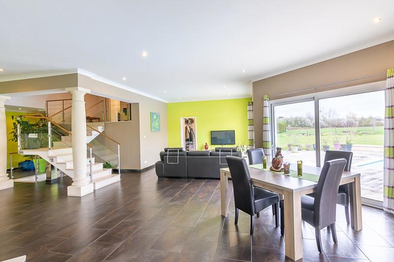 Maison - 235 m² - 7 pièces