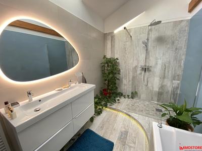 Maison - 220 m² - 7 pièces