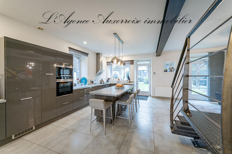 Maison - 314 m² - 8 pièces