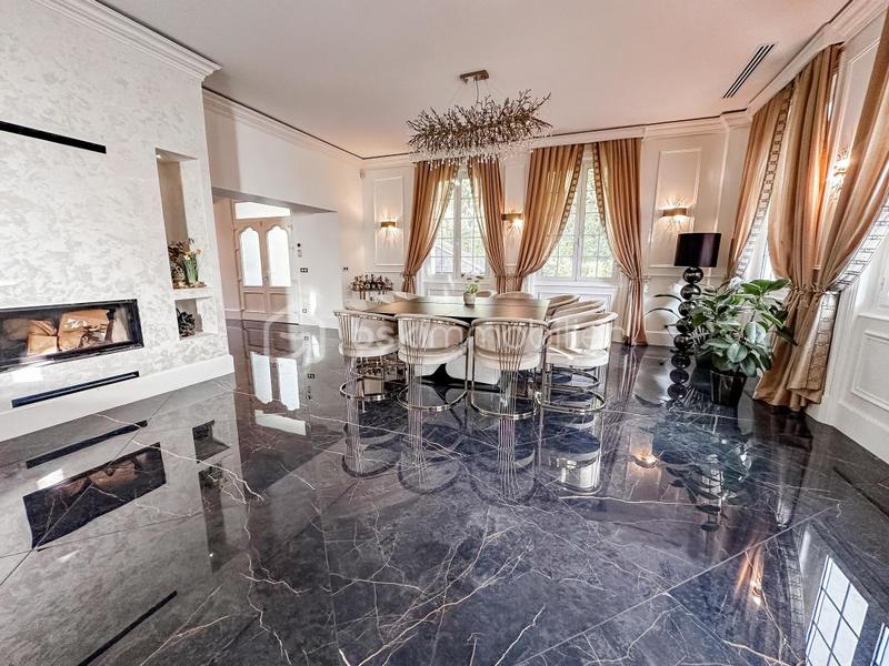 Demeure - 496 m² - 14 pièces