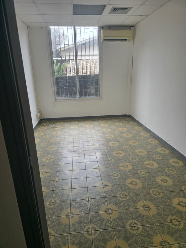 Local commercial - 150 m² - 6 pièces