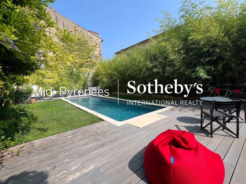 Maison - 465 m² - 10 pièces