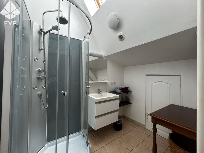 Maison - 250 m² - 8 pièces