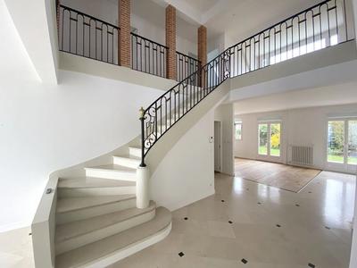 Maison - 305 m² - 6 pièces