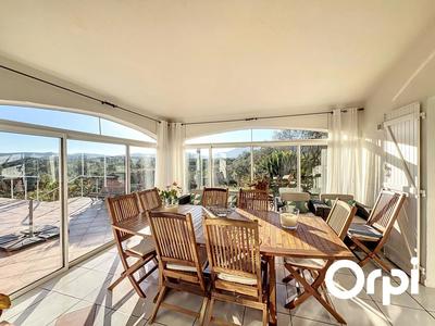 Maison - 270 m² - 6 pièces